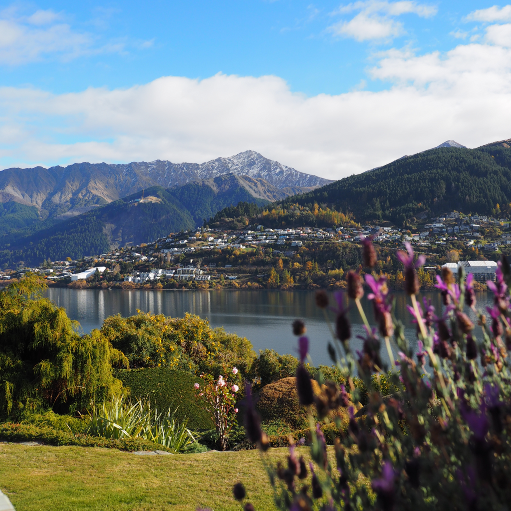 Stay at Lakefront Cottage, Tahuna Hideaway - Queenstown