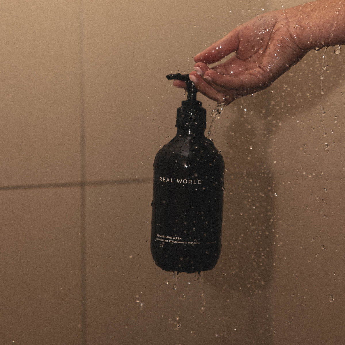 Hoheria Pōhutukawa & Mandarin Hand Wash, in use